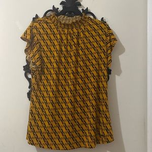 Beautiful short sleeve blouse. Can be paired with a skirt or pants.